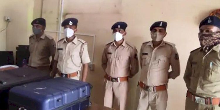 રેલ્વે પોલીસે બે બેગ ખોલીને ચેક કરી તો અંદરથી નીકળ્યું…