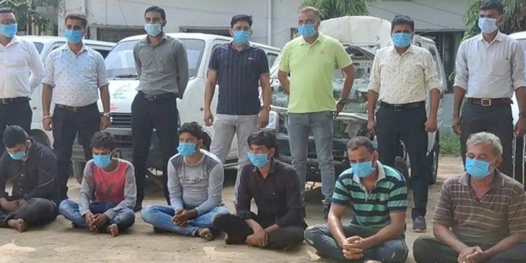 અકસ્માત થયેલ કે ભંગારમાં આવેલ કારના ચેસીસ નંબર ચોરાઉ ગાડીઓ પર લગાવવાનું કૌભાંડ ઝડપાયું