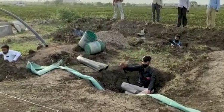 અહી ખેડૂતો ખેતરમાં ખાડા કરી તેમાં બેસી ગયા કેમ..?વાંચો