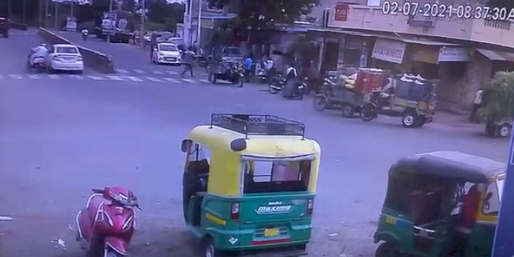 જામનગર: નુરી ચોકડી પાસે અકસ્માતની ઘટના CCTV માં કેદ