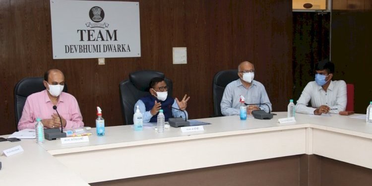 દેવભૂમિ દ્વારકા: મહેસૂલ મંત્રીના અધ્યક્ષસ્થાને સમીક્ષા બેઠક યોજાઈ, રોડ-રસ્તાઓના સમારકામ સહિતની સમીક્ષાઓ કરી