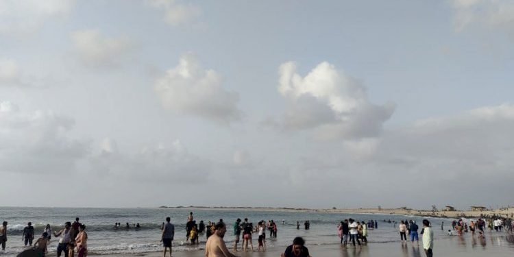 દ્વારકાના પ્રખ્યાત શિવરાજપુર બીચ ખાતે પ્રવાસીઓનો ધસારો, નિયમોની અમલવારી કરાવનાર ક્યાં ગયા.?