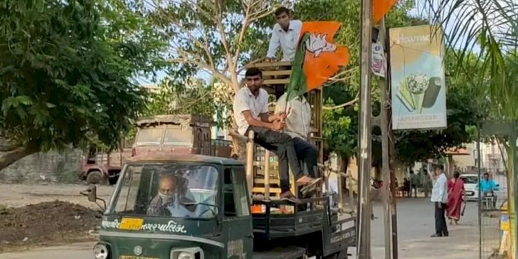 સરકારી વાહનમાં કર્મચારીઓ ભાજપના ઝંડાઓ લગાવવા નીકળતા આશ્ચર્ય