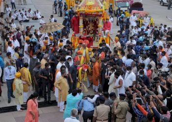 અમદાવાદમાં ભગવાન જગન્નાથજીની 144મી રથયાત્રામાં પહીંદ વિધિ કરતા મુખ્યમંત્રી