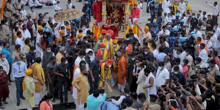 અમદાવાદમાં ભગવાન જગન્નાથજીની 144મી રથયાત્રામાં પહીંદ વિધિ કરતા મુખ્યમંત્રી