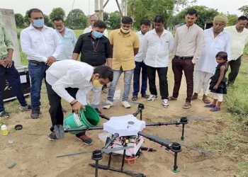 આ ખેડૂત કરે છે ડ્રોનની મદદથી ખેતી, પાણી અને ખર્ચ બંનેમાં થાય છે આટલી મોટી બચત
