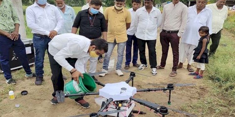 આ ખેડૂત કરે છે ડ્રોનની મદદથી ખેતી, પાણી અને ખર્ચ બંનેમાં થાય છે આટલી મોટી બચત