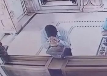 જયંતીભાઇ ભગવાનને શીશ ઝુકાવીને બંને હાથ જોડી પ્રાર્થના કરી રહ્યા હતા અને…