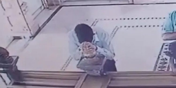 જયંતીભાઇ ભગવાનને શીશ ઝુકાવીને બંને હાથ જોડી પ્રાર્થના કરી રહ્યા હતા અને…