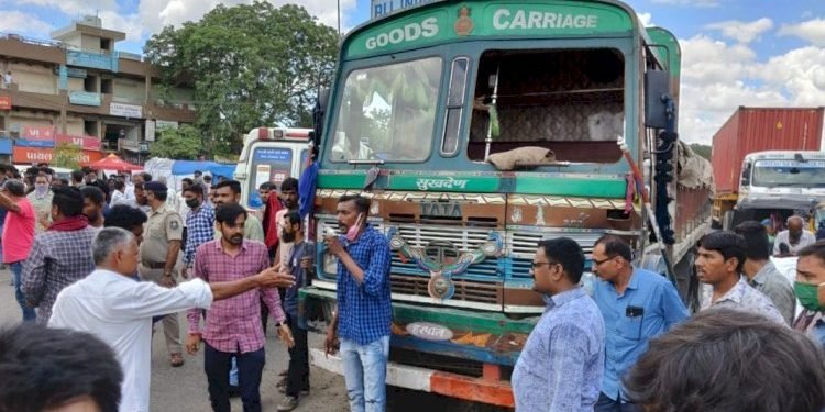 હાઇવે પર ટ્રક બેકાબુ બન્યો 5 વાહનચાલકોને લીધા અડફેટે 1 નું થયું મોત