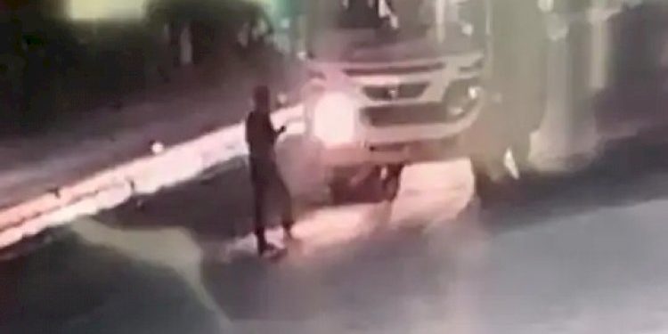 તમે પણ મોબાઈલમાં વ્યસ્ત થઇ રોડ ક્રોસ ના કરશો, યુવક મોબાઈલમાં વ્યસ્ત હતો અને બસ ટક્કર મારી ગઈ..