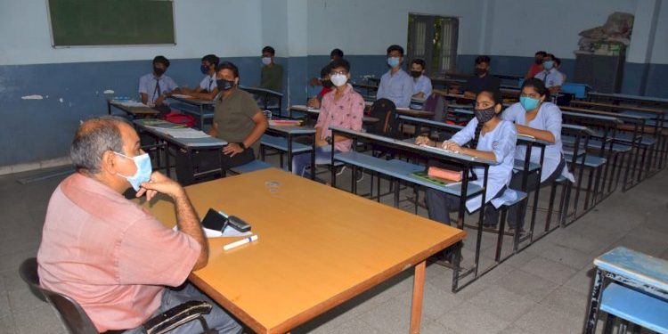 વરસાદી વાતાવરણમાં રાજ્યની શાળા-કોલેજમાં શિક્ષણ કાર્ય ચાલુ કે બંધ રાખવાનો નિર્ણય હવે સ્થાનિકકક્ષાએથી જ…