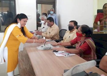 ગંદકીનો અનોખો વિરોધ, લ્યો અત્તર રાખો સાહેબ, આખુ ગામ ગંધાય છે