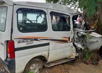 કાર ઝાડ અથડાઈ, માતા-પિતાનું મોત બાળકનો આબાદ બચાવ