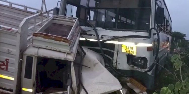 એસટી બસ અને બોલેરો વચ્ચે થઇ ટક્કર…