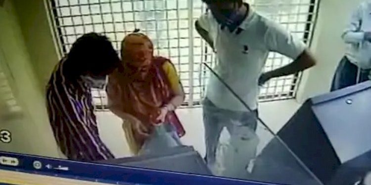 જો તમે ATM સેન્ટર પર કોઈની મદદ લઇ રહ્યા છો તો ચેતજો, એક એવી ગેંગ ઝડપાઈ જે…