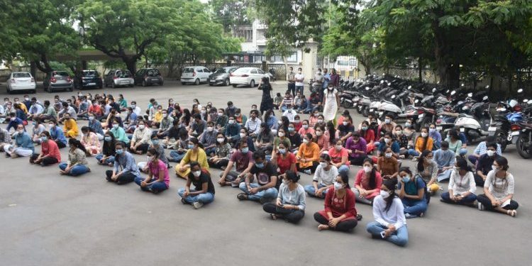 જુનીયર તબીબોની હડતાલને લઈને નીતિન પટેલે કહ્યું કે….