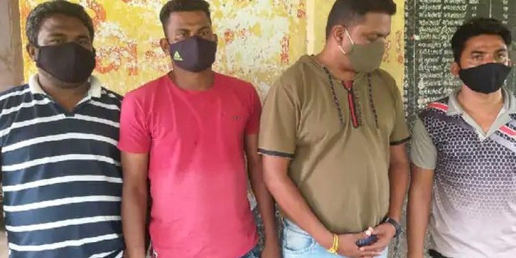 પોલીસકર્મી સહીત 4 દારૂની બોટલો સાથે ઝડપાયા