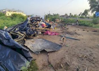 ઝુંપડામાં સુતેલા લોકો પર કાળમુખો ટ્રક ફરી વળ્યો, 8 લોકોના મોત 