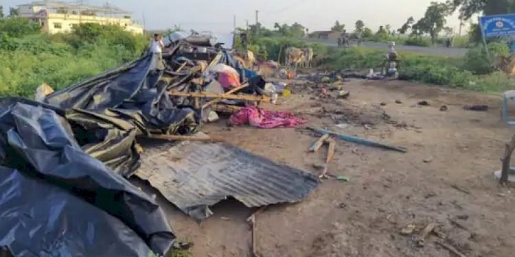 ઝુંપડામાં સુતેલા લોકો પર કાળમુખો ટ્રક ફરી વળ્યો, 8 લોકોના મોત 