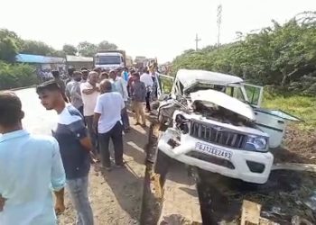 એસટી બસ અને બોલેરો કાર વચ્ચે અકસ્માત, બોલેરોમાં ફસાયેલા લોકોને જેસીબીની મદદ વડે બહાર કાઢવા પડ્યા