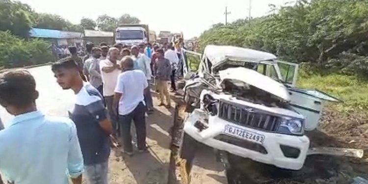 એસટી બસ અને બોલેરો કાર વચ્ચે અકસ્માત, બોલેરોમાં ફસાયેલા લોકોને જેસીબીની મદદ વડે બહાર કાઢવા પડ્યા