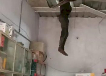 મોબાઈલની દુકાનમાં તસ્કર ચોરી કરવા પતરું કાપીને અંદર જવાનો પ્રયાસ કર્યો, પણ ફસાઈ ગયો અને…