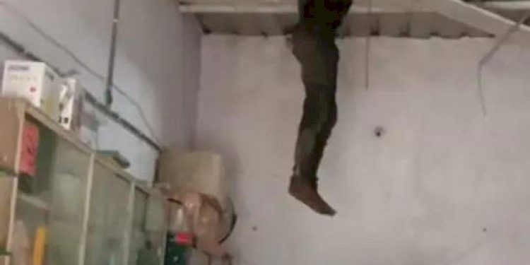 મોબાઈલની દુકાનમાં તસ્કર ચોરી કરવા પતરું કાપીને અંદર જવાનો પ્રયાસ કર્યો, પણ ફસાઈ ગયો અને…