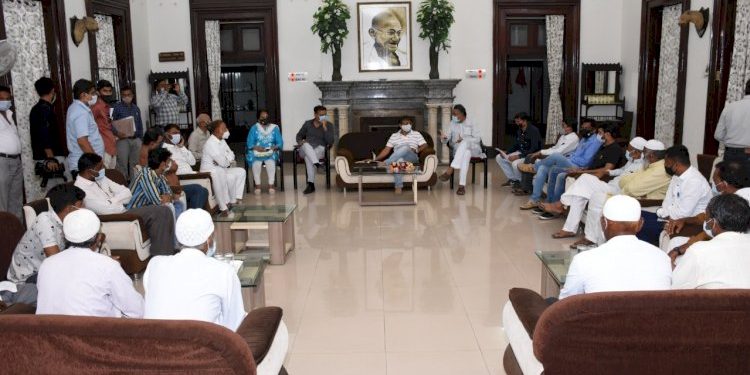 જામનગર:સર્કિટ હાઉસ ખાતે મંત્રી જવાહર ચાવડાએ જીલ્લાના માછીમારોના પ્રશ્નો સાંભળ્યા