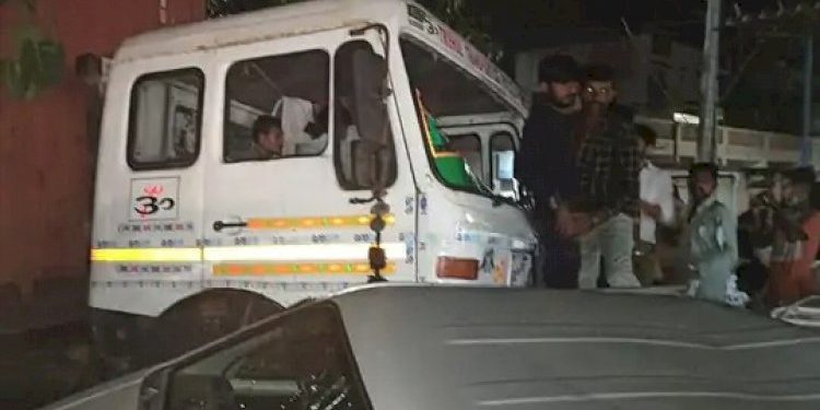 બાઈકચાલકને બચાવવા જતા ઇકોકારને ટેન્કરે અડફેટ લીધી 1 નું મોત અને 7 ઘાયલ થયા