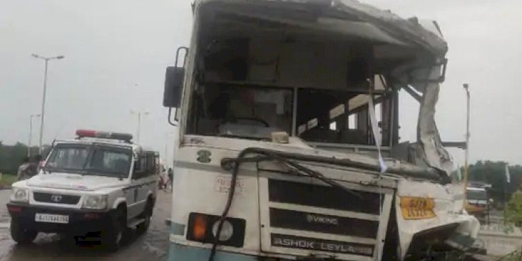 ST બસ અને ટેન્કર વચ્ચે અકસ્માત, 15 મુસાફરો થયા ઈજાગ્રસ્ત