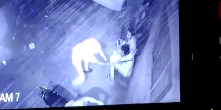 CCTV:રાજકોટમાં યુવકની સરાજાહેર તીક્ષ્ણ હથિયારોના ઘા ઝીંકી હત્યા