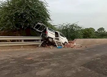 હાઈવે પર દીવાલ સાથે અથડાઈ કાર, 2 લોકોનો મોત, 8 લોકો ઈજાગ્રસ્ત