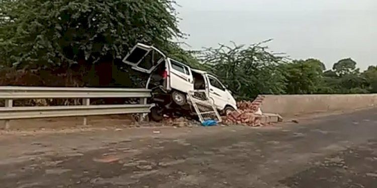 હાઈવે પર દીવાલ સાથે અથડાઈ કાર, 2 લોકોનો મોત, 8 લોકો ઈજાગ્રસ્ત