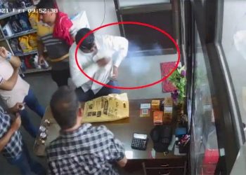 શર્ટના ખિસ્સામાં રહેલ મોબાઈલમાં નીકળવા લાગ્યા ધુમાડા જો કે સમયસર..