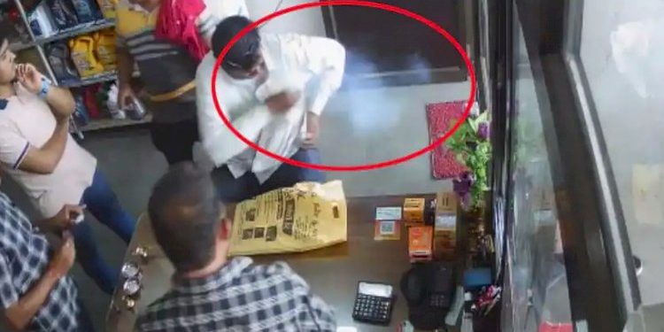 શર્ટના ખિસ્સામાં રહેલ મોબાઈલમાં નીકળવા લાગ્યા ધુમાડા જો કે સમયસર..