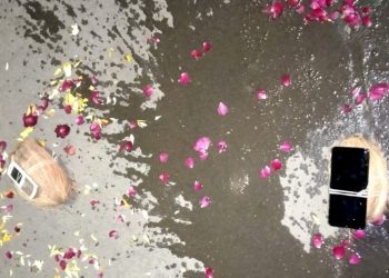 અંધશ્રદ્ધાની હદ વટાવતો કિસ્સો, મોબાઈલને નાળીયેર સાથે બાંધી ચાર રસ્તે મુકવામાં આવ્યા 