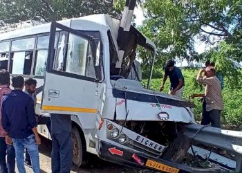 ખાનગી બસ રેલીંગમાં ઘુસી ગઈ, 1 નું મોત જયારે 20 ઘાયલ થયા