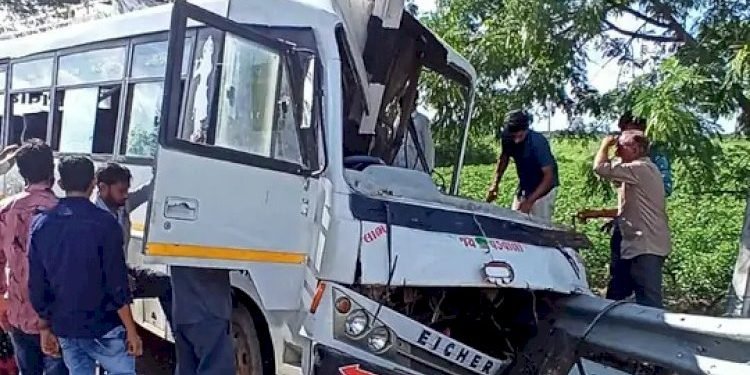 ખાનગી બસ રેલીંગમાં ઘુસી ગઈ, 1 નું મોત જયારે 20 ઘાયલ થયા