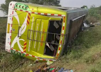 હાઈવે પર ખાનગી બસની પલટી, 35 મુસાફરો ઈજાગ્રસ્ત થયા