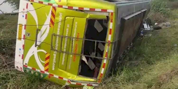 હાઈવે પર ખાનગી બસની પલટી, 35 મુસાફરો ઈજાગ્રસ્ત થયા