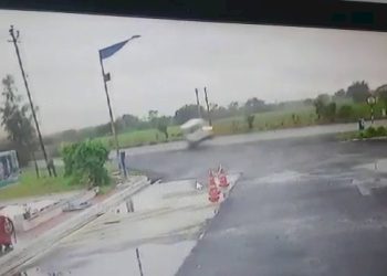 તમે પણ જોતા રહી જશો આ CCTV, હાઈવે પર કઈ રીતે ગોથા ખાઈ ગઈ ઇકોકાર