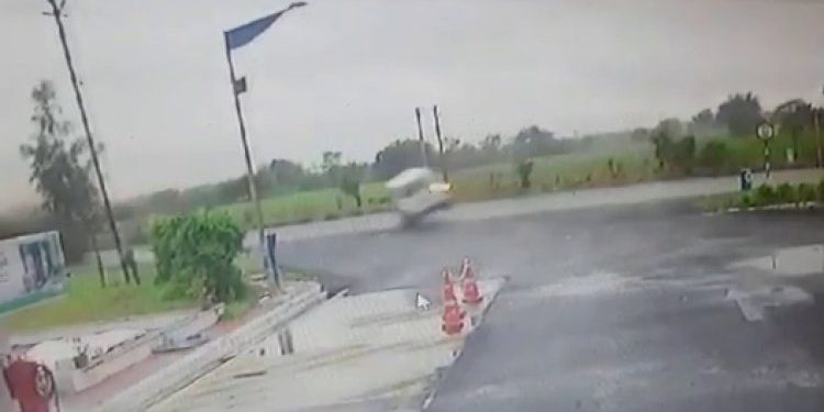 તમે પણ જોતા રહી જશો આ CCTV, હાઈવે પર કઈ રીતે ગોથા ખાઈ ગઈ ઇકોકાર