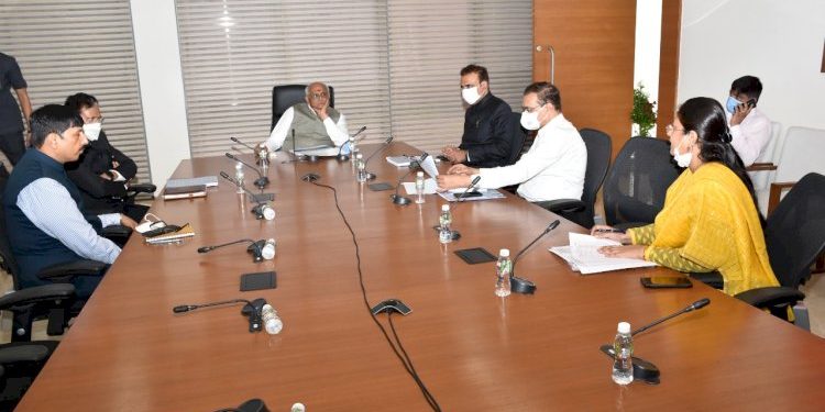 જામનગર રાજકોટ જિલ્લા અને શહેરમાં ભારે વરસાદને કારણે સર્જાયેલી પરિસ્થિતિની સમીક્ષા કરતા મુખ્યમંત્રી ભુપેન્દ્ર પટેલ