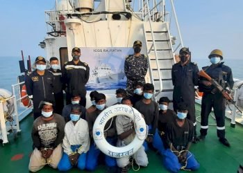 12 ખલાસીઓ સાથેની પાકિસ્તાની બોટને પકડી પાડતું કોસ્ટગાર્ડ