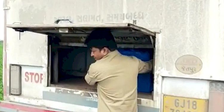 એસટી બસમાં 8 થેલાઓમાં દારુ ભર્યો હતો, કટિંગ સમયે જ ઉચ્ચ અધિકારી ત્રાટક્યા