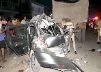 બાઈકચાલકને બચાવવા જતા કાર ટ્રકમાં ઘુસી ગઈ, 5 યુવકોના થયા મોત 