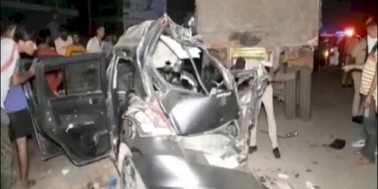 બાઈકચાલકને બચાવવા જતા કાર ટ્રકમાં ઘુસી ગઈ, 5 યુવકોના થયા મોત