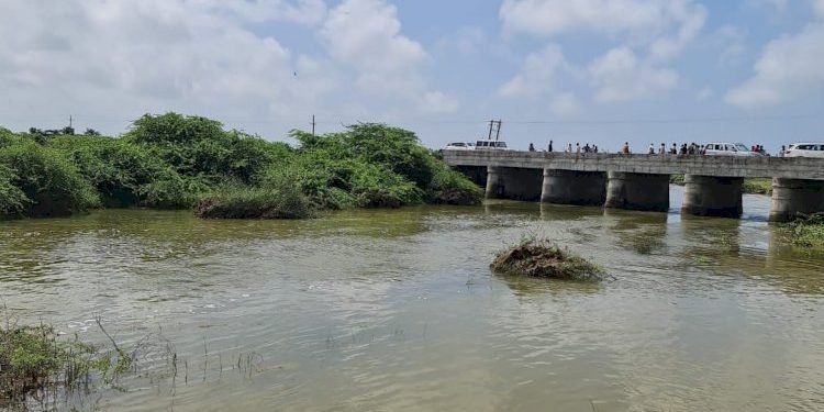 કલ્યાણપુર: 2 સગા ભાઈઓ પાણીમાં ડૂબી જતા એકનો મૃતદેહ સાંપડ્યો, એકની શોધખોળ