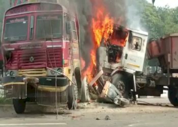 2 ટ્રક વચ્ચે રીક્ષા આવી જતા લાગી આગ, 2 જિંદગીઓ ભૂંજાઈ ગઈ